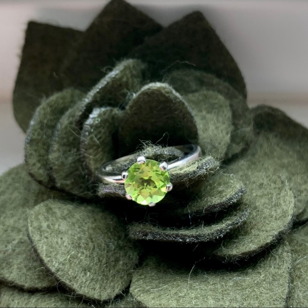 Green round cut stone solitaire ring size 6
